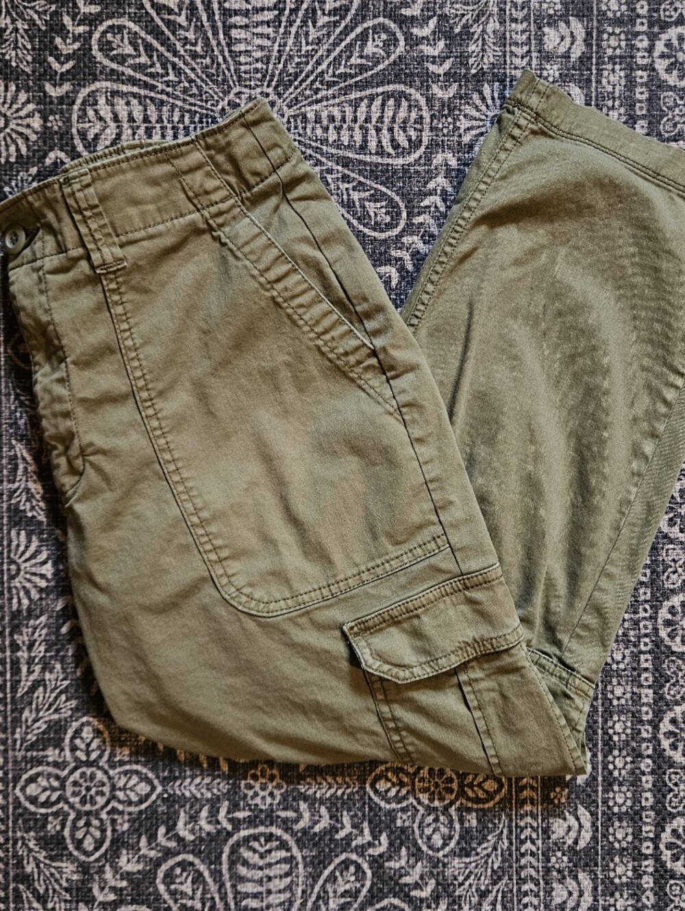 Old Navy Olive Green Cargo Crop Pants - Picture 1 of 7